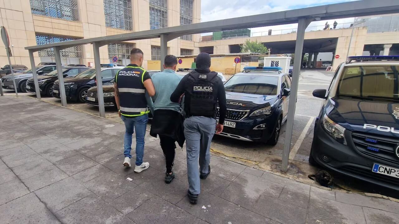 Las autoridades de Ecuador y España detienen al líder de Los Lobos cuando intentaba ingresar a Málaga con identidad falsa - crédito X