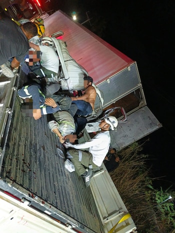 El impacto entre un camión de personal de construcción y una rastra provoca la muerte de un hombre y múltiples heridos. (Foto: Cruz Verde Salvadoreña)
