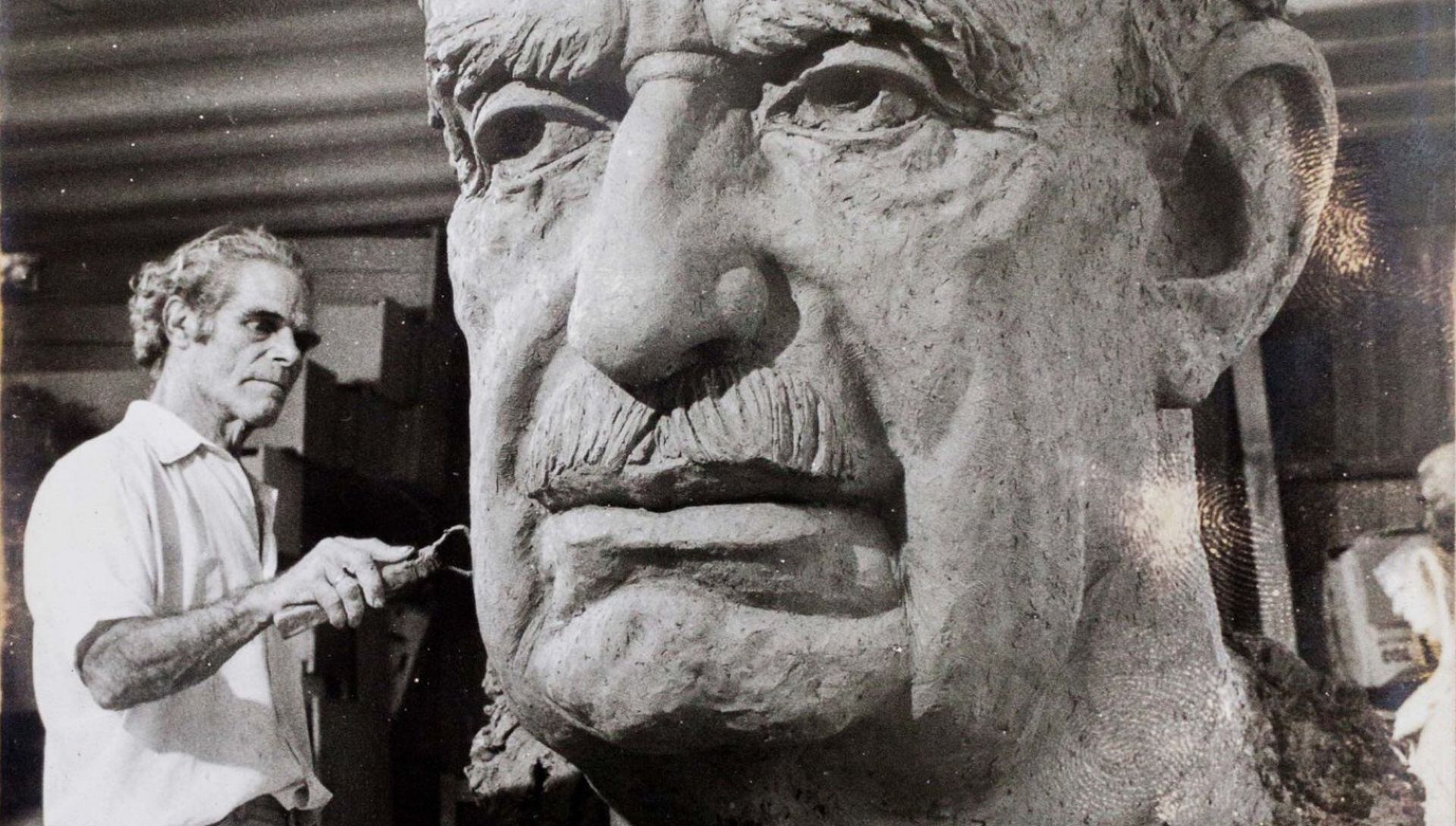 Miguel Baca Rossi, nacido en 1917, transformó la escultura peruana al unir realismo, anatomía y fuerza expresiva. Su legado perdura en monumentos que reflejan identidad y memoria nacional. (Lima Gris)