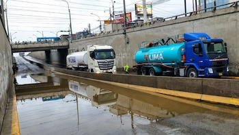 Llovizna vuelve a inundar el bypass de Villa María del Triunfo y se convierte en una ‘piscina’