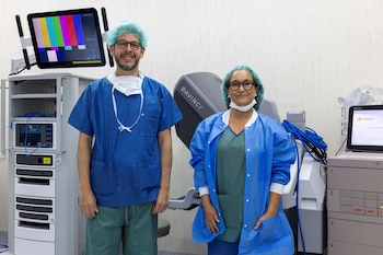 La doctora Assumpta Ros y el doctor Domingo Graterol, especialistas del Servicio de Otorrinolaringología del hospital.