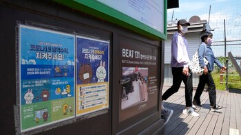 La gente pasa junto a