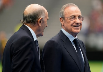 Florentino Pérez y "Pirri", presidente de honor del Real Madrid. (REUTERS/Ana Beltran)