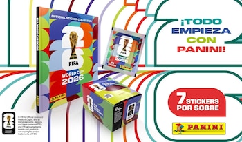 Un álbum de stickers oficial del FIFA World Cup 2026, un sobre de figuritas y una caja de paquetes de Panini, sobre un fondo blanco con patrones coloridos