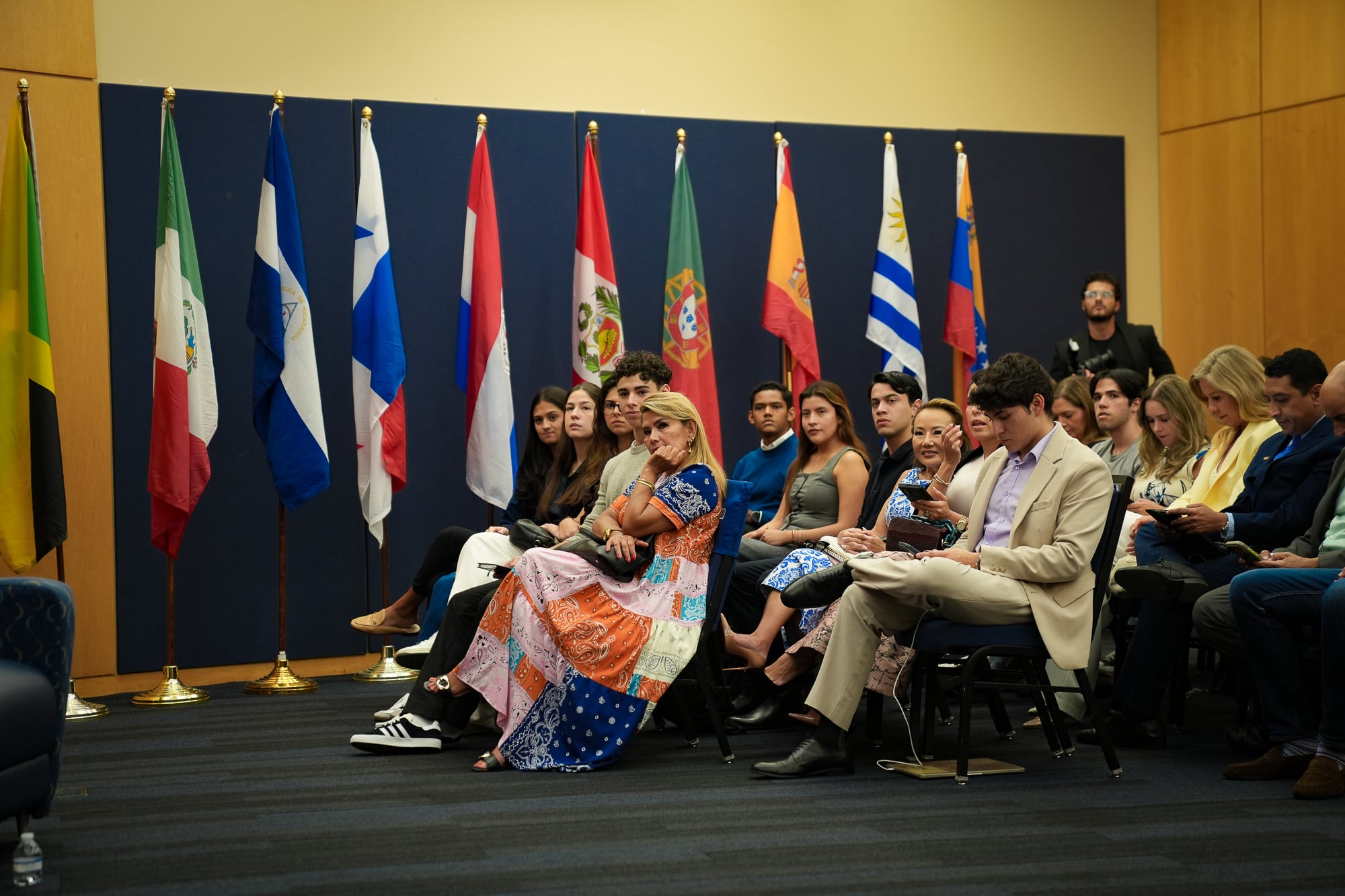 Entre los asistentes al evento se contaron la expresidenta boliviana Jeanine Añez y la ex directora de Administración de la Casa Blanca Marcia L. Kelly.