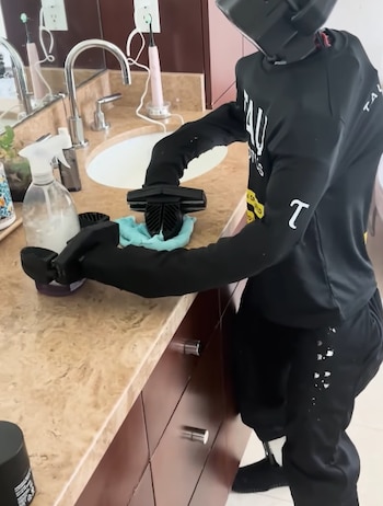 Los robot humanoides que limpian casas usan IA y son supervisados por humanos.