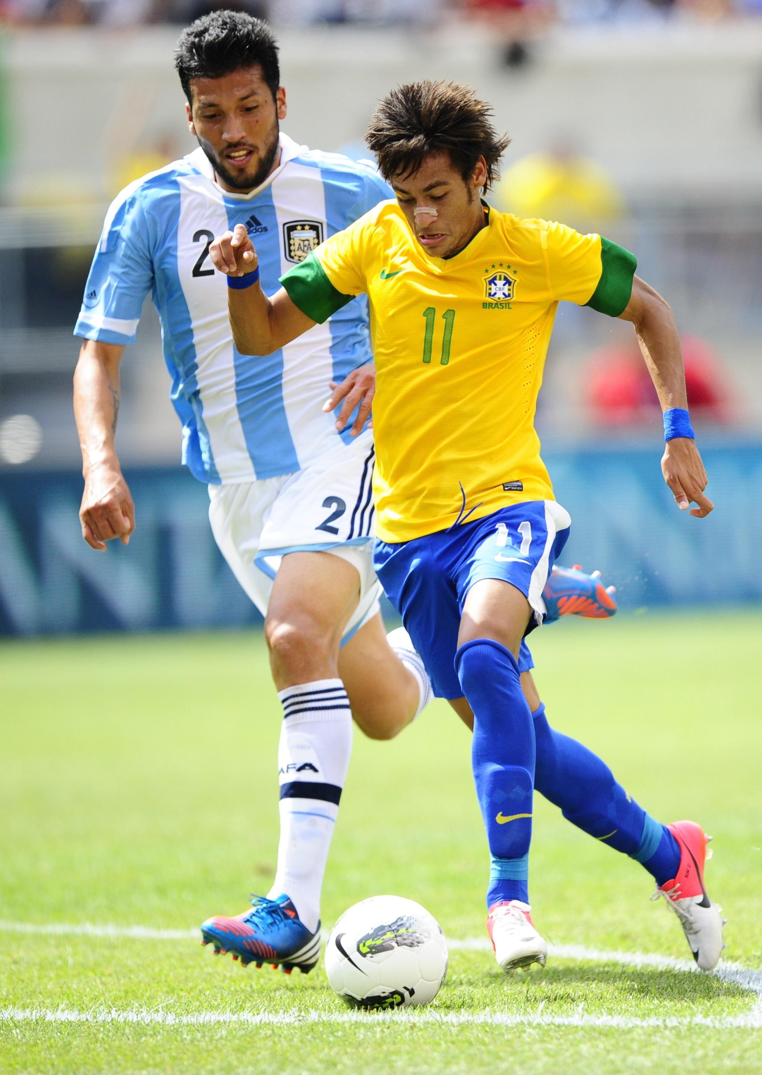 Garay marcando a Neymar en un amistoso con la selección argentina disputado en 2012 (AFP PHOTO/Mehdi Taamallah)