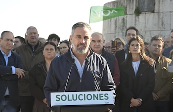 28/10/2026 El presidente de Vox, Santiago Abascal durante un acto público con motivo de la precampaña electoral, a 28 de octubre de 2026, en Santander, Cantabria (España). El líder de Vox, Santiago Abascal, ha responsabilizado este miércoles del accidente ferroviario de Urda (Toledo) al presidente, Pedro Sánchez, y a la "insoportable degradación" de las infraestructuras, y ha confirmado que no suspenderá su agenda de precampaña para precisamente realizar estas denuncias
POLITICA
Nacho Cubero - Europa Press