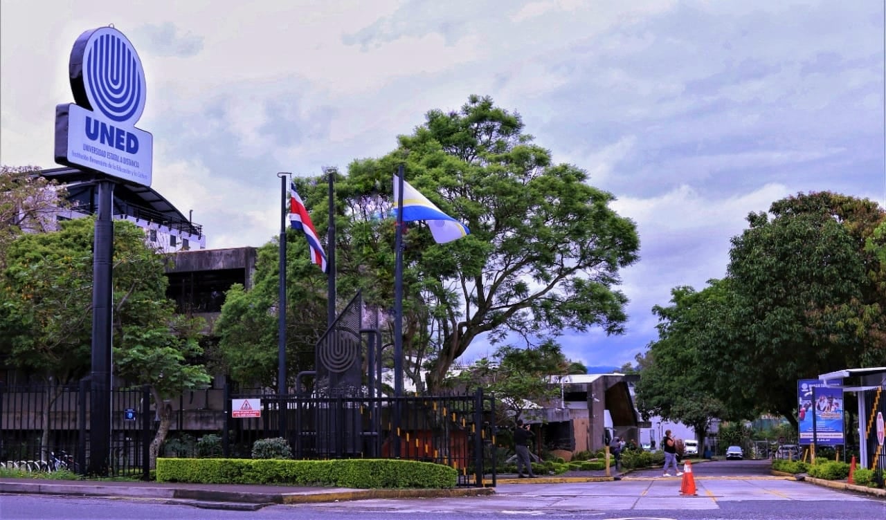 La institución recibe un distintivo por parte de la OEI debido a su labor sostenida en favor de la educación superior abierta, contribuyendo al acceso y mejoramiento académico regional. Fuente: UNED