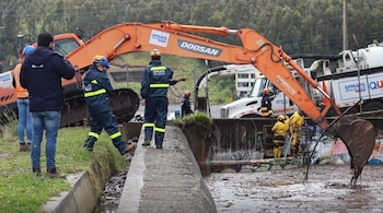 Personal del Municipio de Quito trabaja para contener los daños causados por la peor temporada de lluvias registrada en los últimos 20 años.