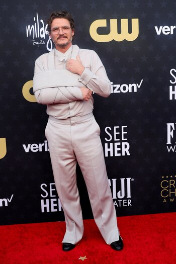 Pedro Pascal y un look