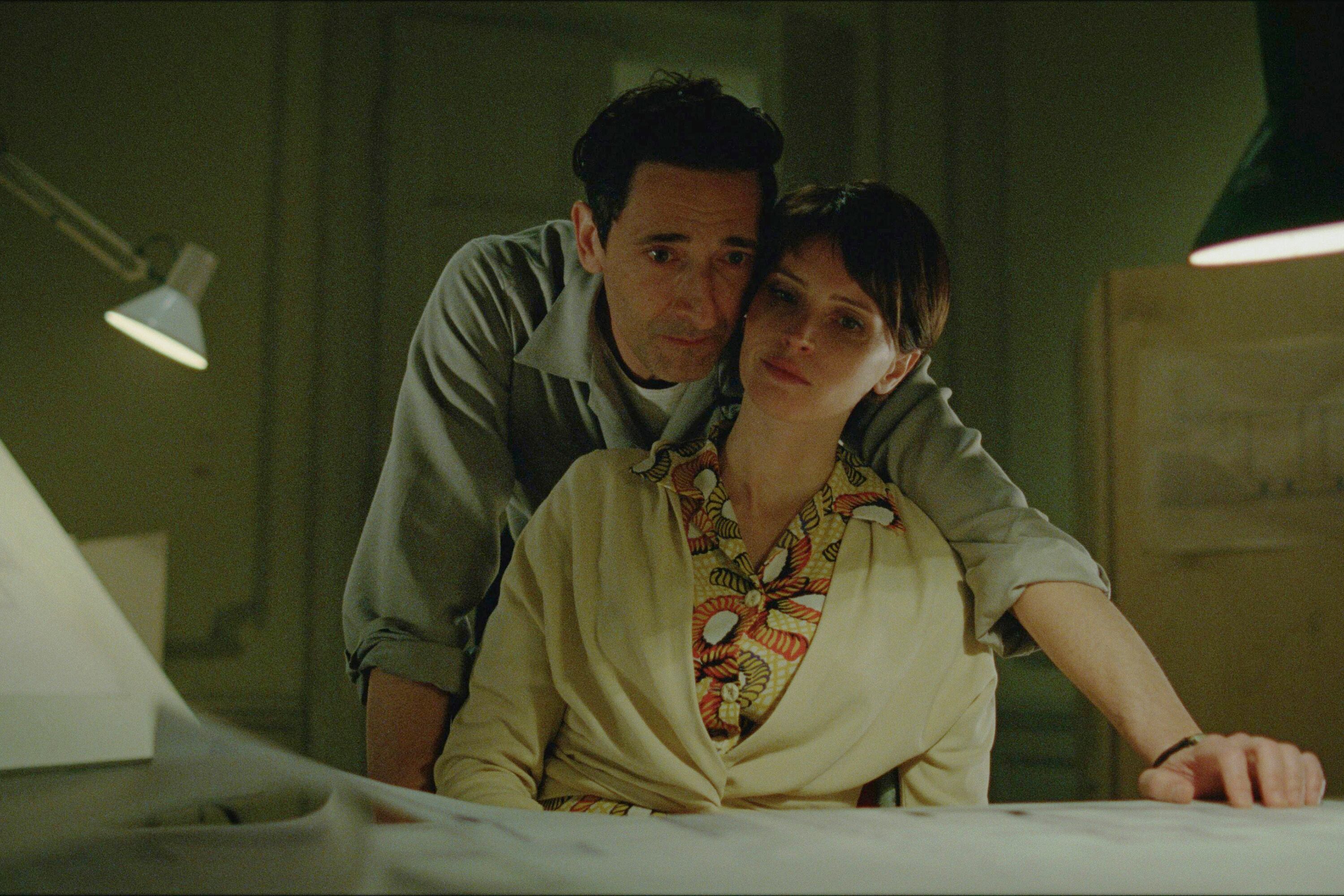 Esta imagen difundida por A24 muestra a Adrien Brody, izquierda, y Felicity Jones en una escena de