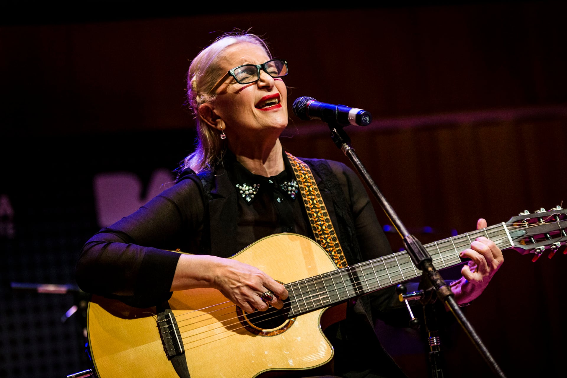 Silvina Garré conserva cuadernos, cassettes y una guitarra de Rosario con registros de canciones, poemas y textos desde la adolescencia