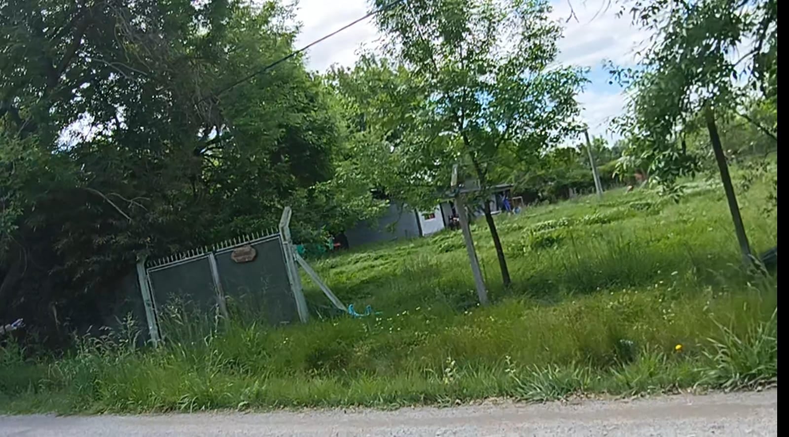 El portón de la propiedad ubicada en Campana resguarda el predio donde las autoridades encontraron a la adolescente uruguaya requerida por alertas de búsqueda. (Interpol)