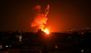 Imagen de un bombardeo de Israel contra instalaciones de Hamás en la Franja de Gaza. (ABED ALRAHMAN ALKAHLOUT / ZUMA PRESS)