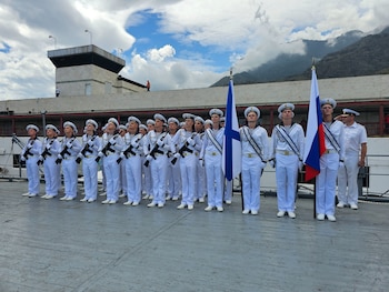 Marinos del buque escuela Smolny,