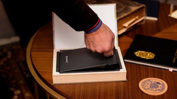 Una caja decorativa oculta la