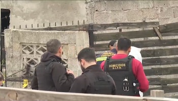 Cuatro adultos y una adolescente fueron asesinados en el barrio El Monarca (Captura Telemundo/Canal 12)