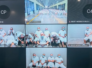 Vista general de internos del Centro de Confinamiento del Terrorismo (CECOT) en El Salvador, conectados por videoconferencia durante la Audiencia Única Abierta contra la estructura jerárquica de la Mara Salvatrucha (MS-13) (Cortesía FGR).