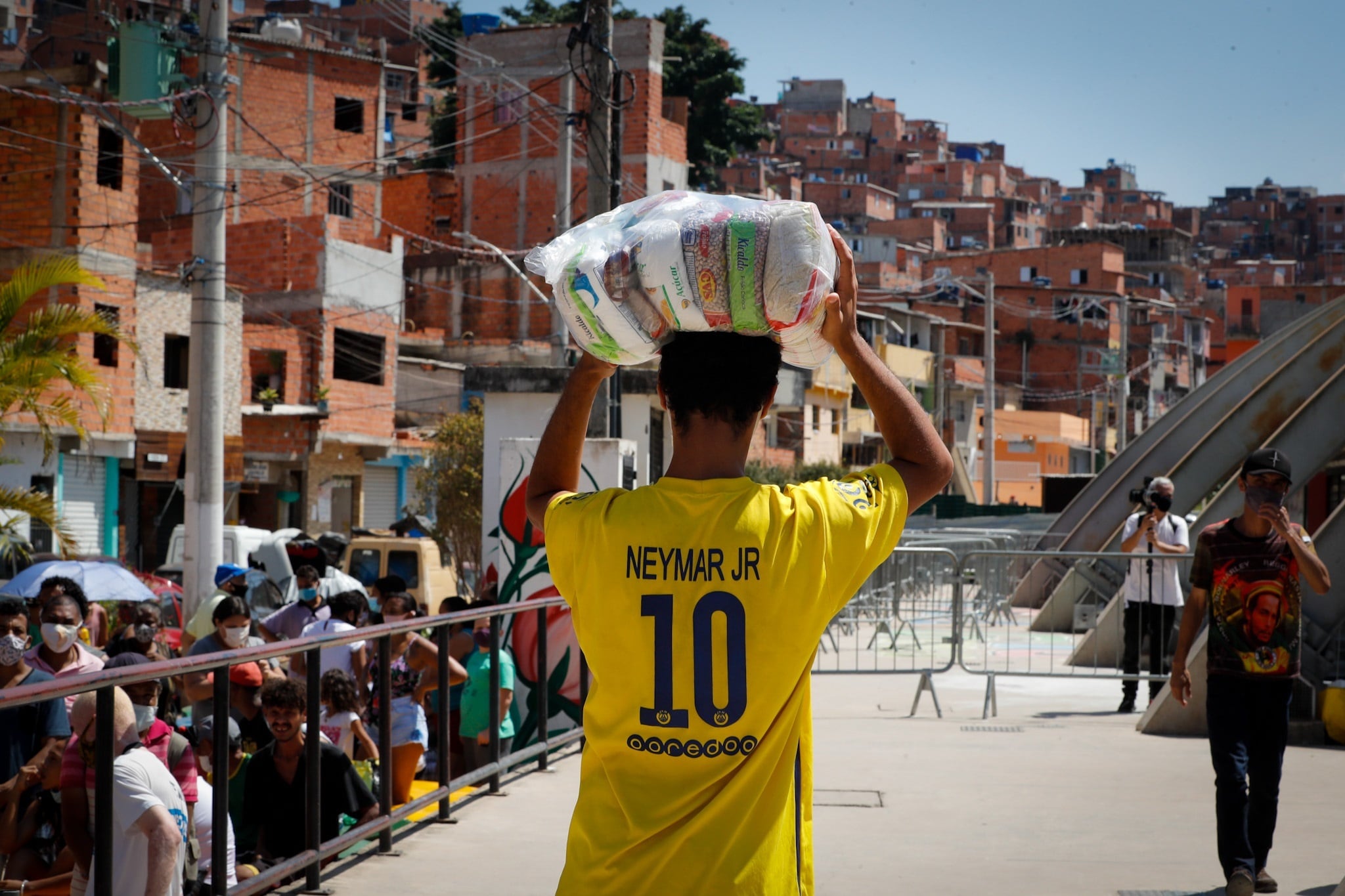 Varias personas reciben donaciones de comida en la favela de Paraisopolis, en la avenida Paulista, en Sao Paulo (Brasil), en una fotografía de archivo. EFE/ Fernando Bizerra