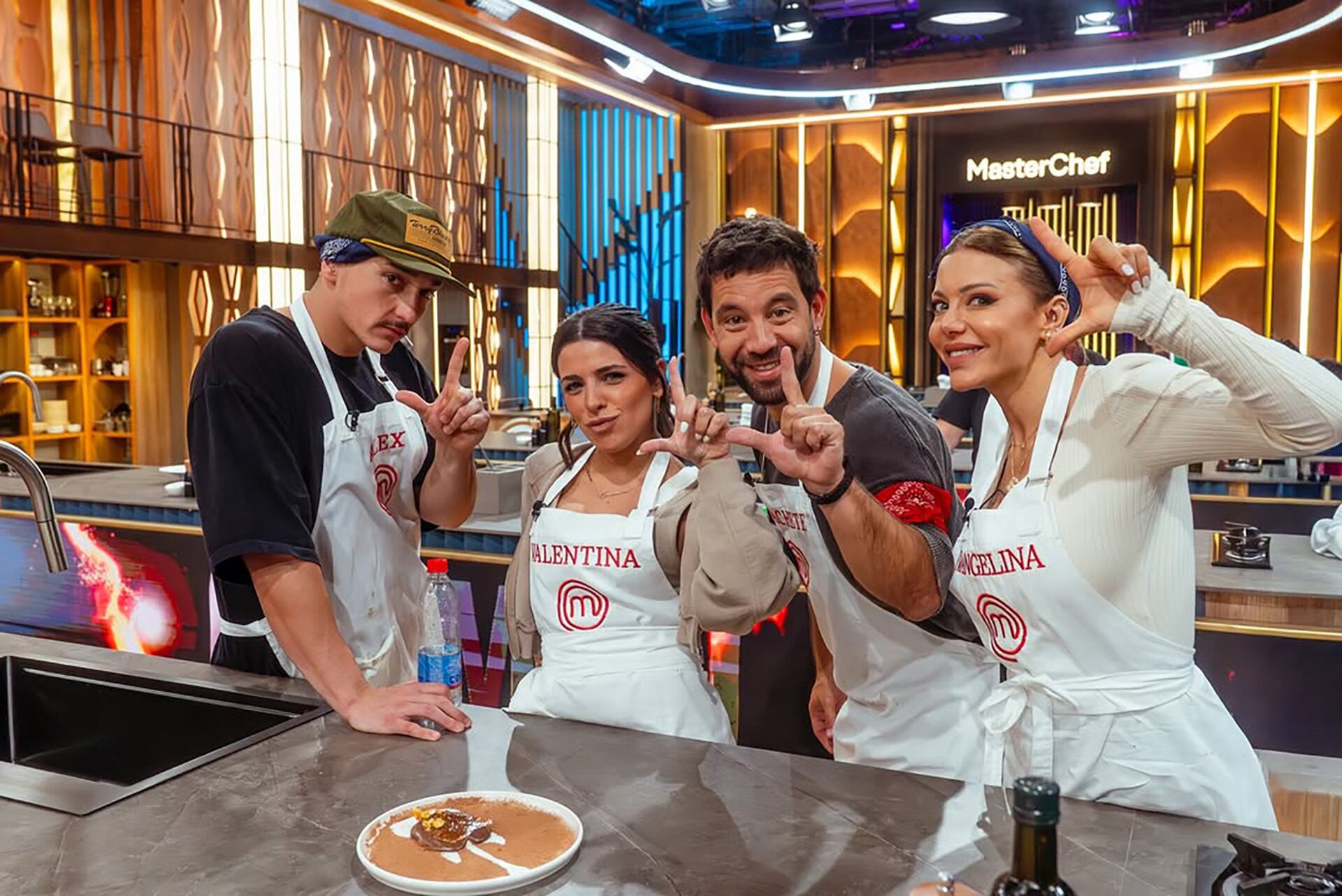 Alex Pelao, Cachete Sierra y Evangelina Anderson junto a Valentina Cervantes