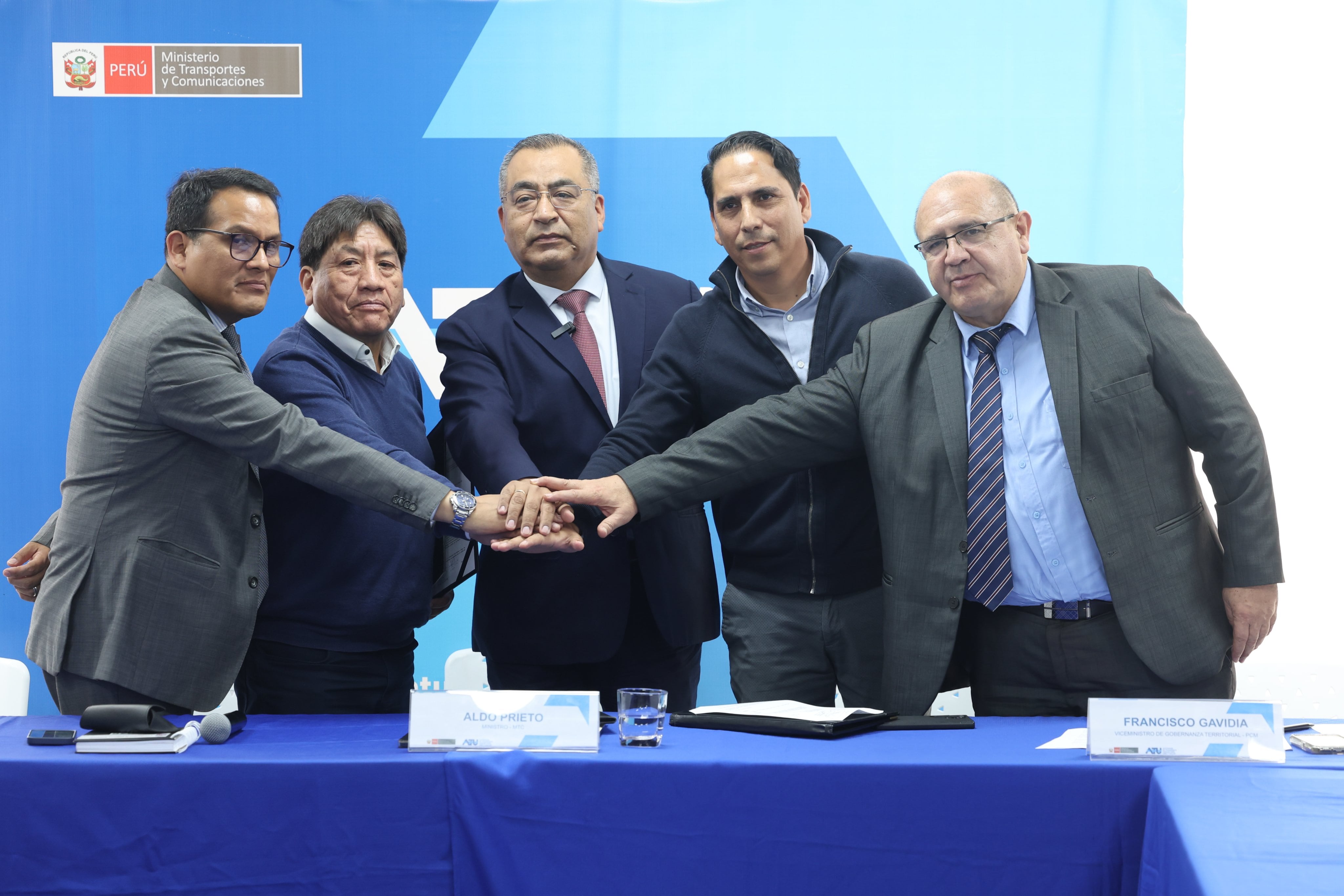 Representantes de los gremios de transporte urbano de Lima y Callao y funcionarios del Ministerio de Transportes y Comunicaciones sellan el acuerdo que levantó el paro, incluyendo un subsidio y un plan de rescate económico-financiero. (MTC)