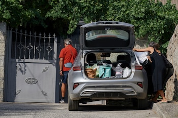 Los vecinos de Burgohondo evacuados por el incendio forestal declarado en el sur de la provincia de Ávila han regresado a sus hogares después de cinco días. (EFE/Raúl Sanchidrián)