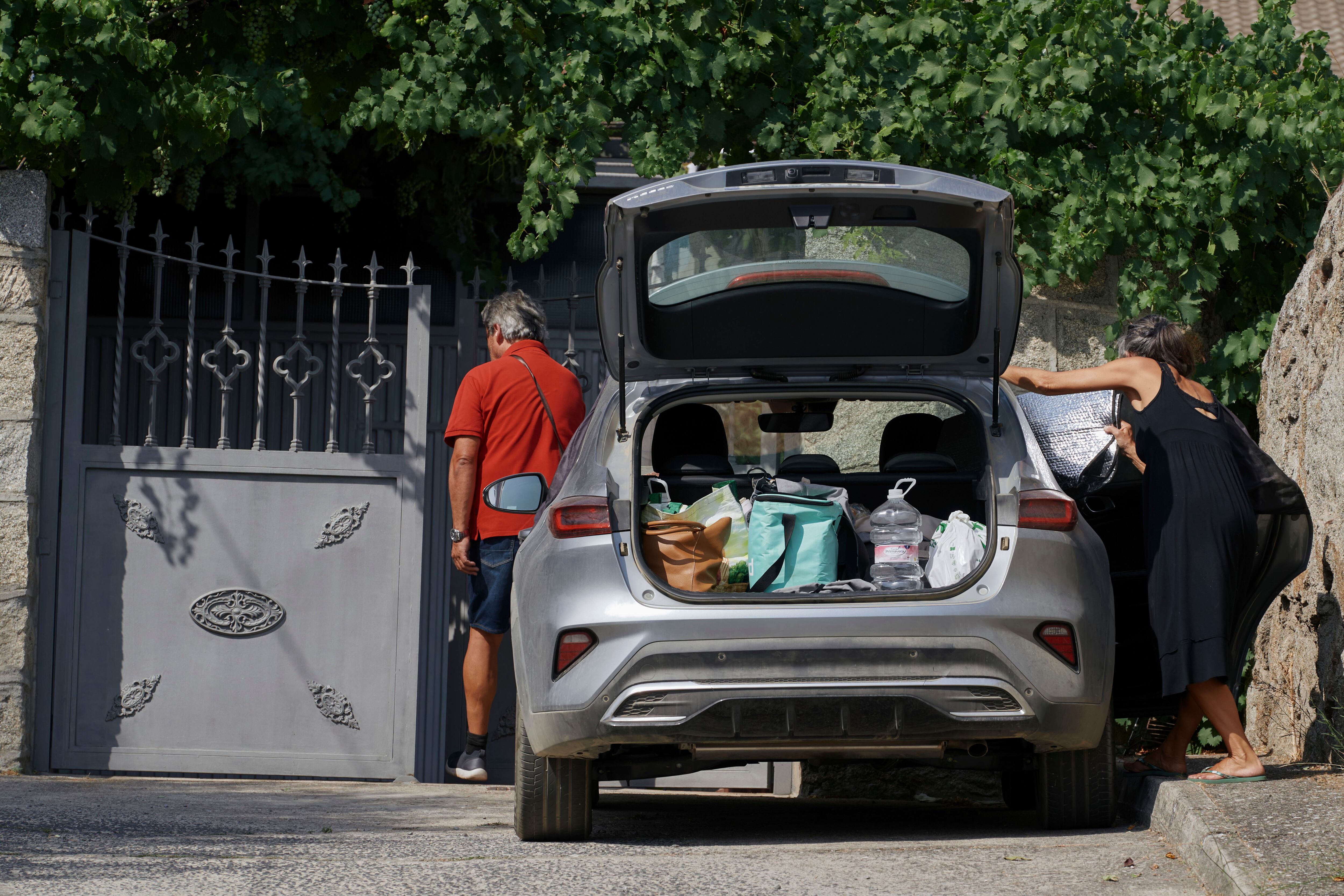 Los vecinos de Burgohondo evacuados por el incendio forestal declarado en el sur de la provincia de Ávila han regresado a sus hogares después de cinco días. (EFE/Raúl Sanchidrián)