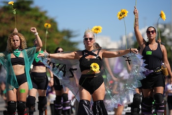 Mujeres protestan en la playa de Copacabana a favor de leyes más sólidas para combatir la misoginia y el feminicidio, el domingo 2 de agosto de 2026, en Río de Janeiro (AP/Silvia Izquierdo)