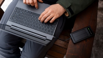 La Fiscalía acusa a un agente de la Policía Nacional de revelar a su suegro que estaba siendo investigado por tenencia de armas