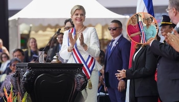 La banda presidencial que lució Laura Fernández en su investidura fue confeccionada a mano por unas hermanas Camacho, destacando el orgullo familiar costarricense. (Cortesía: Vicepresidencia de la República de El Salvador)