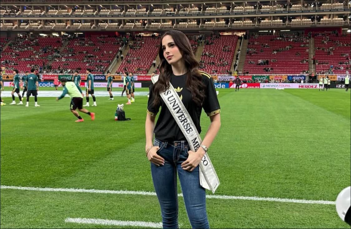 Fátima Bosch presente en el Estadio Akron para manifestar su apoyo a la Selección Mexicana en su duelo frente a Ecuador.
Crédito: Instagram/ @fatimaboschfdz