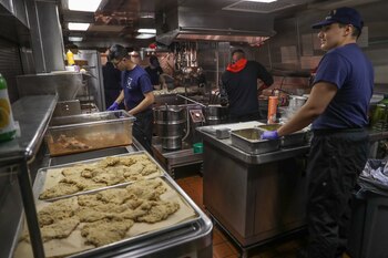 Tripulantes cocinan en el interior