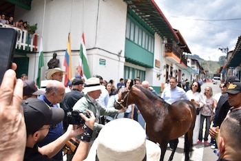 Álvaro Uribe Vélez afirmó que la rifa de caballos busca suplir las dificultades del Estado para asignar recursos a la reconstrucción de infraestructuras religiosas - crédito Cortesía