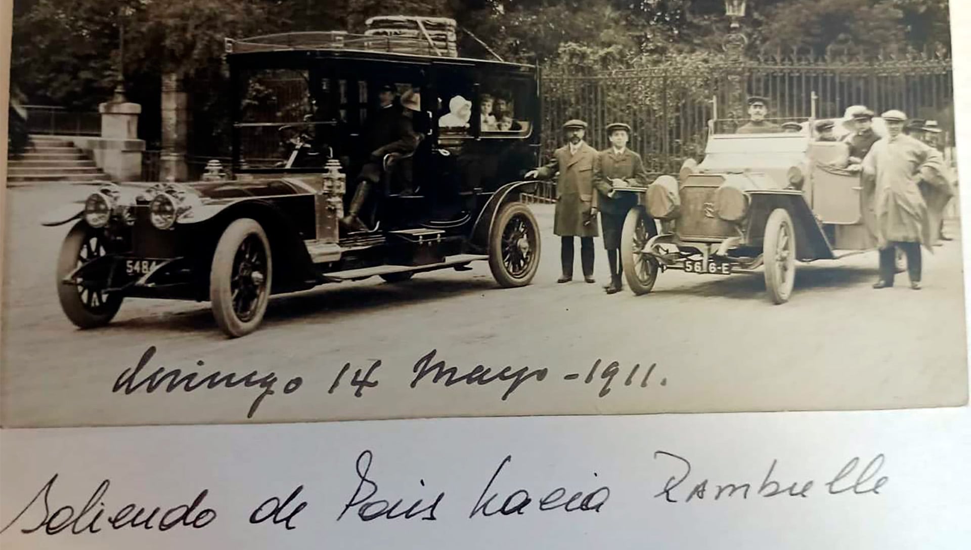 La familia Pereyra Iraola posa junto a su automóvil Rolls-Royce Silver Ghost de 1910 al salir de París rumbo a Rambouillet en mayo de 1911.