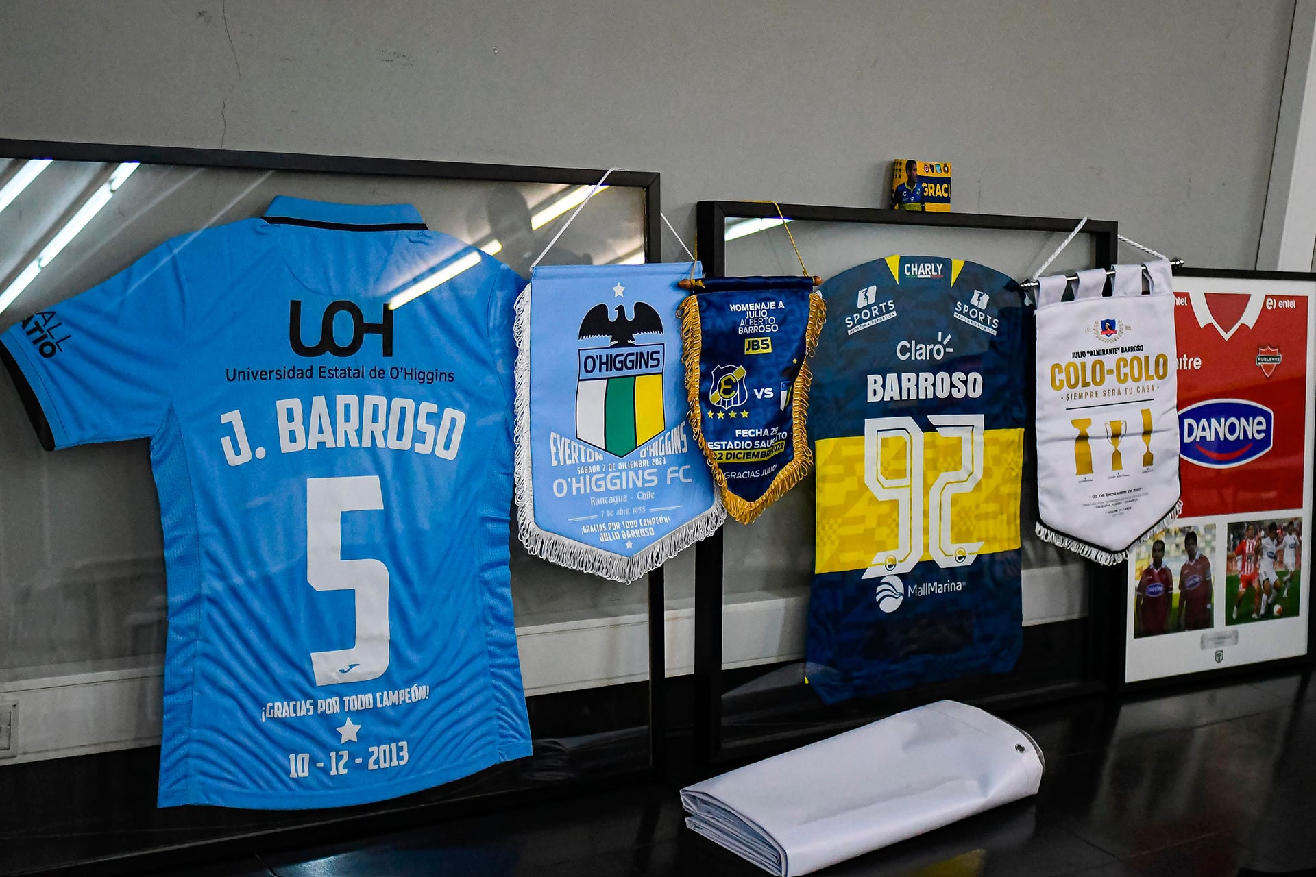 Las camisetas y banderines que reflejan el paso de Barroso por el fútbol chileno