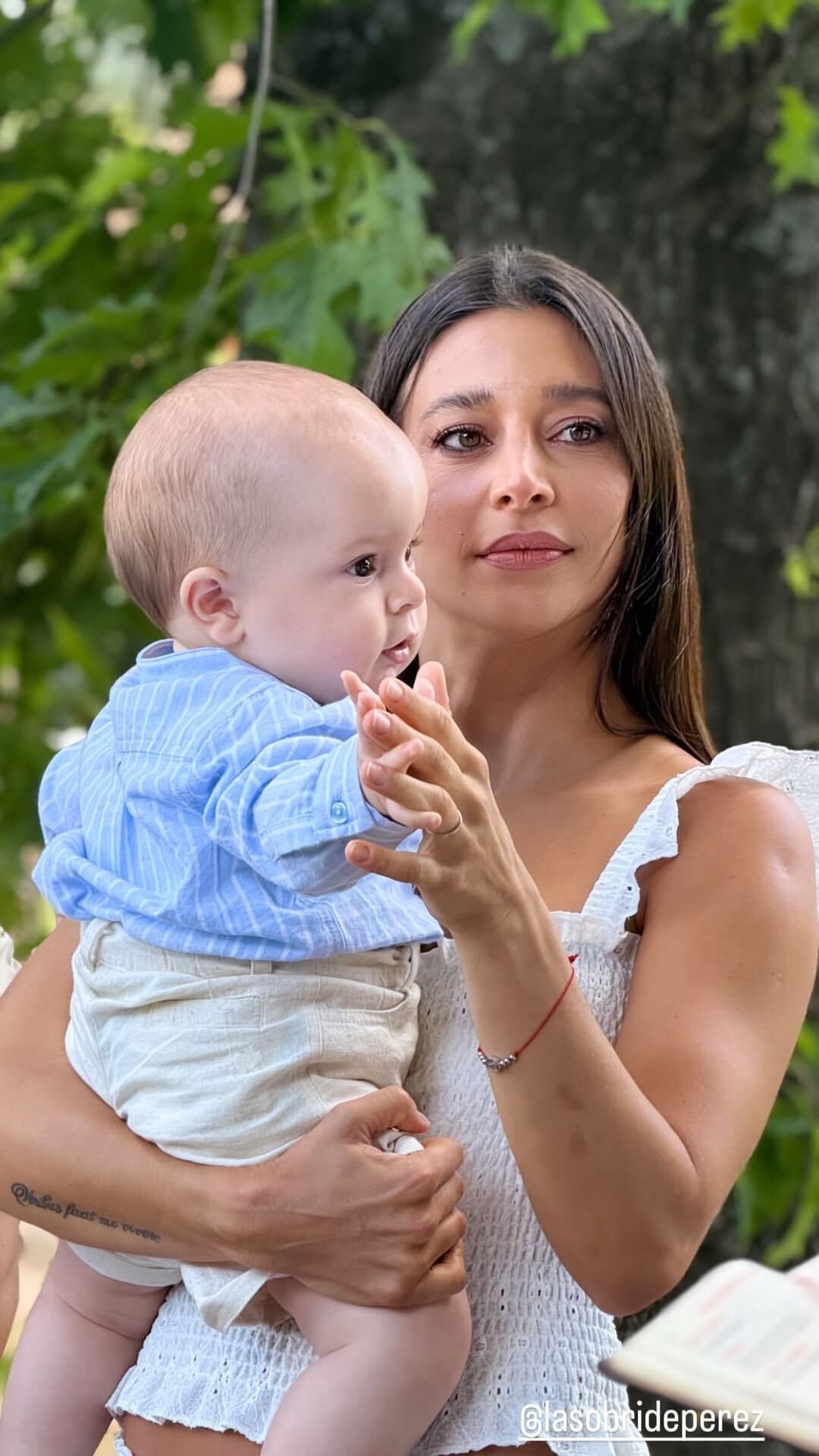 Las fotos del bautismo muestran momentos de ternura entre Sol Pérez y su hijo Marco, protagonista de la jornada (Instagram)
