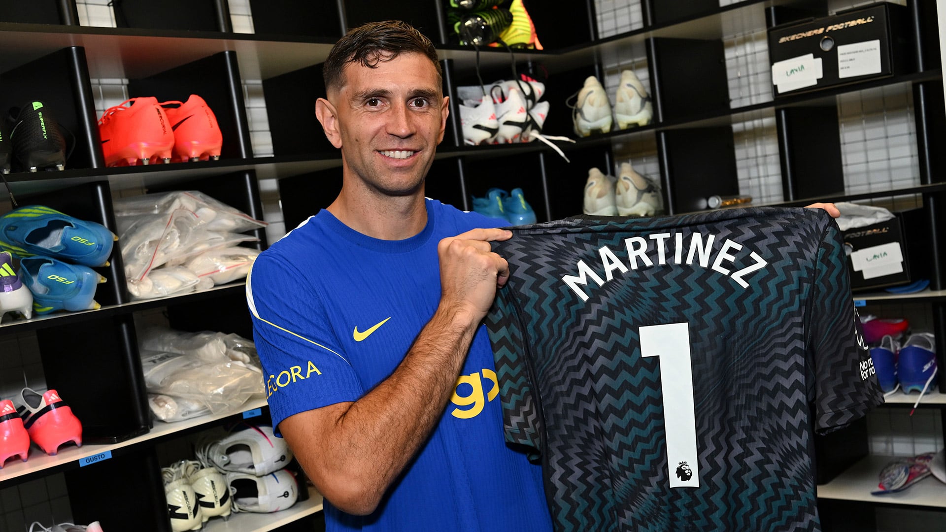 El Dibu Martínez cambió de dorsal y lucirá la 1 en Chelsea