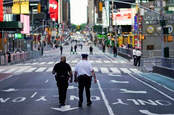 Policías de Nueva York caminan