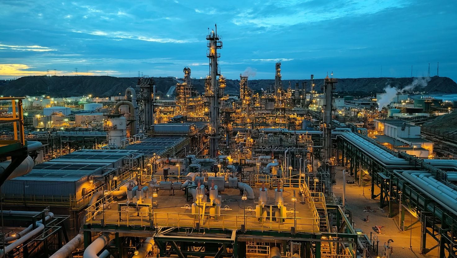 El litigio sobre Petroperú plantea si un mecanismo extraordinario puede modificar la estructura de una empresa estatal estratégica.