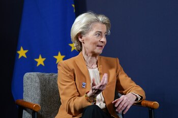 La presidenta de la Comisión Europea, Ursula von der Leyen, asiste a la Cumbre de Seguridad de la Inteligencia Artificial (IA) del Reino Unido en Bletchley Park en Milton Keynes, Buckinghamshire, Gran Bretaña, el 2 de noviembre de 2023. Joe Giddens/Pool vía REUTERS
