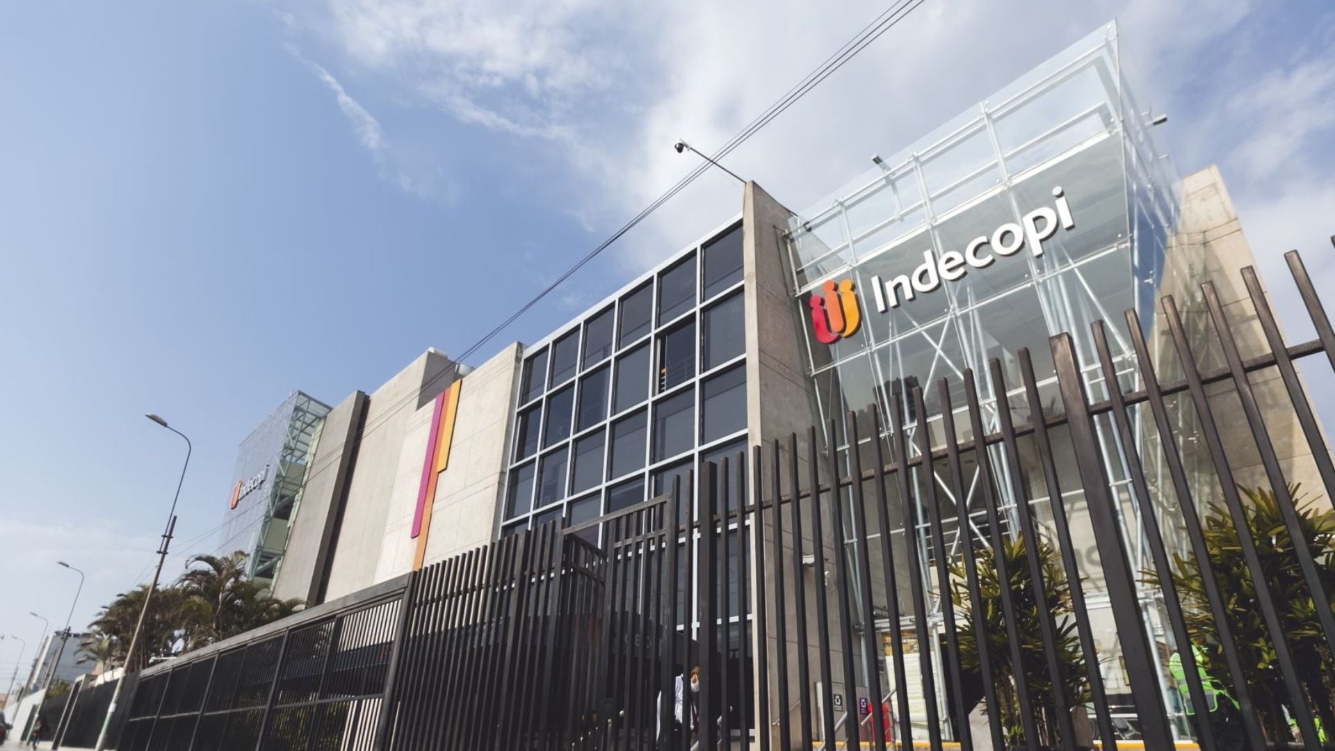 ¿Coto para Indecopi? La ley se aplica a todo tipo de servicios digitales, incluyendo motores de búsqueda, almacenamiento en la nube y plataformas de streaming.