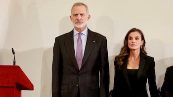 La Reina Letizia deslumbra en Helsinki con su sofisticado esmoquin con plumas y pedrería