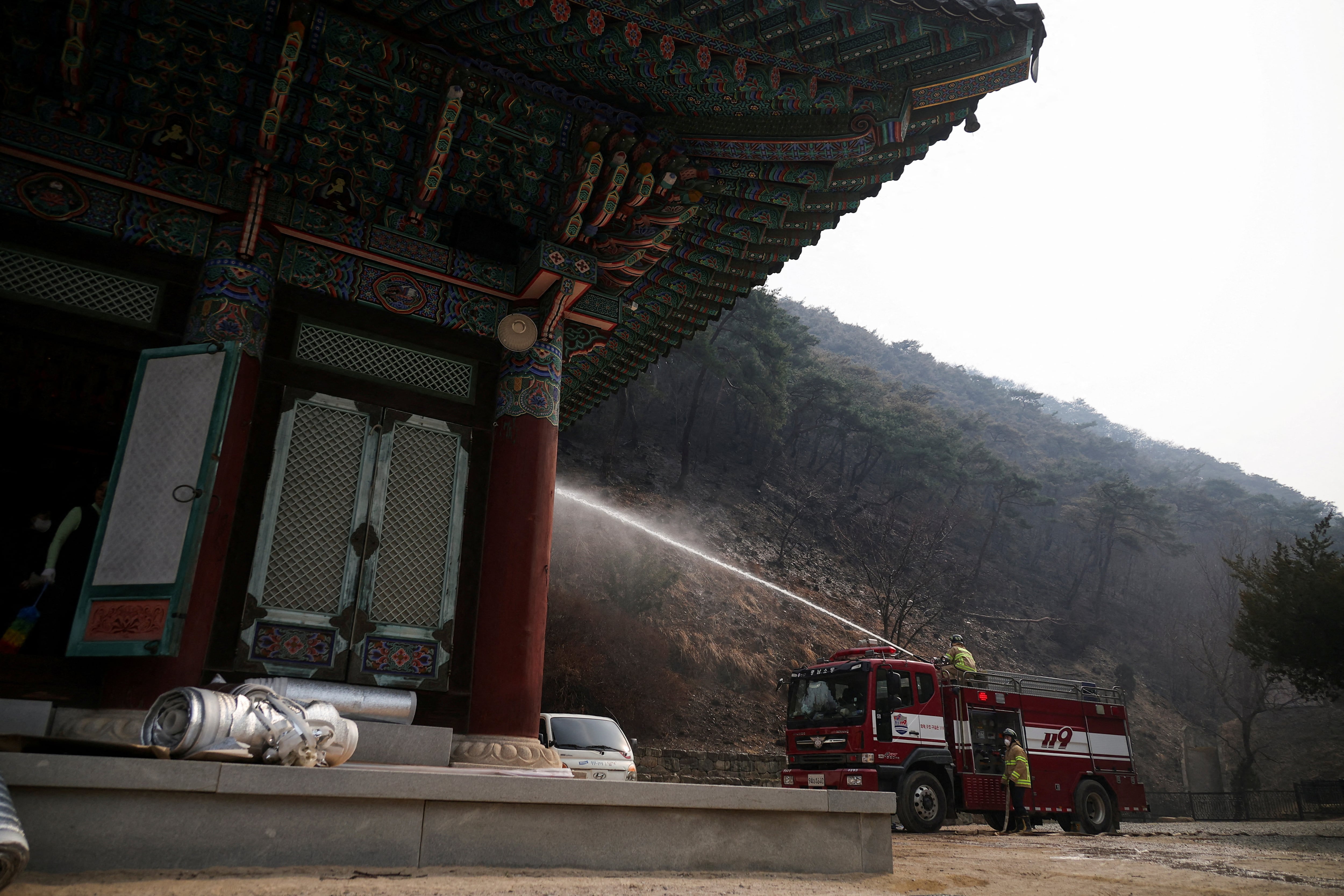 El templo budista Gounsa en Corea del Sur fue destruido por un incendio forestal en 2025 y no tiene fecha estimada de reapertura (foto: REUTERS/Kim Hong-Ji/File Photo)