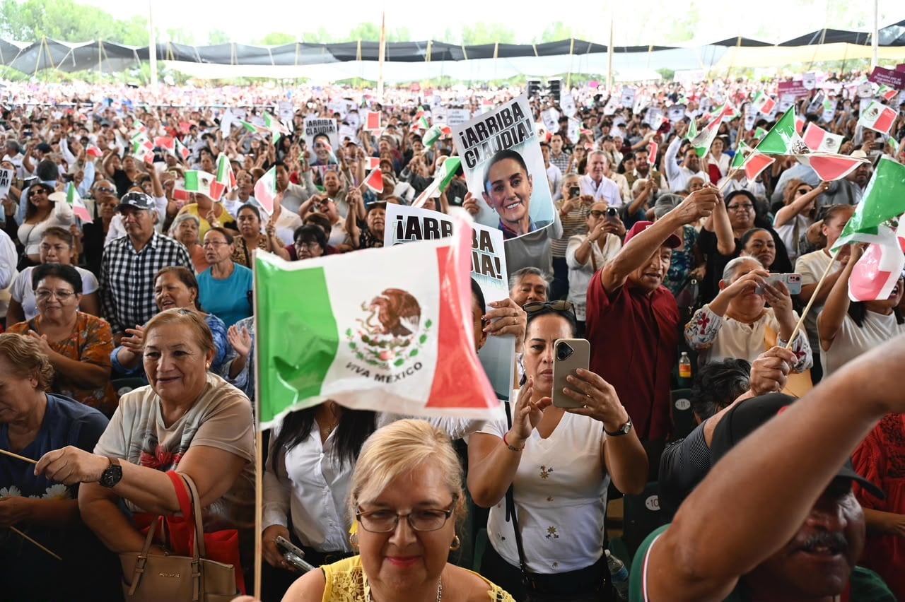 Sheinbaum sostuvo que 10 mil 569 productores reciben Producción para el Bienestar y que 8 mil 565 personas obtienen fertilizantes gratuitos que produce Pemex. Crédito: Presidencia