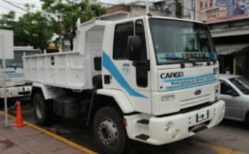 El camión Ford Cargo similar