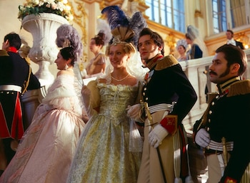 Escena de 'El arca rusa' (2002), la obra maestra de Sokurov