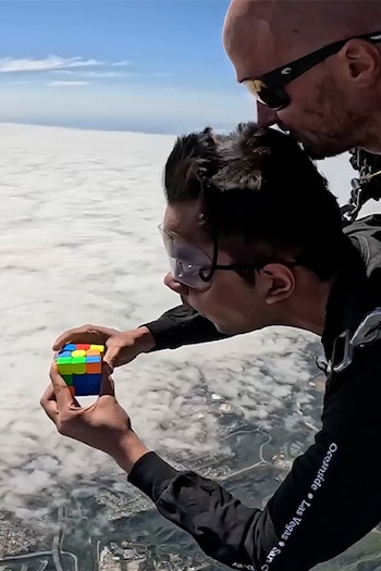 Antes de este récord mundial, Ishaan Hadkar ya había resuelto 10 cubos de Rubik bajo el agua y ahora planea nuevos intentos en escenarios de alta exigencia (Créditos: Récord Guinness)