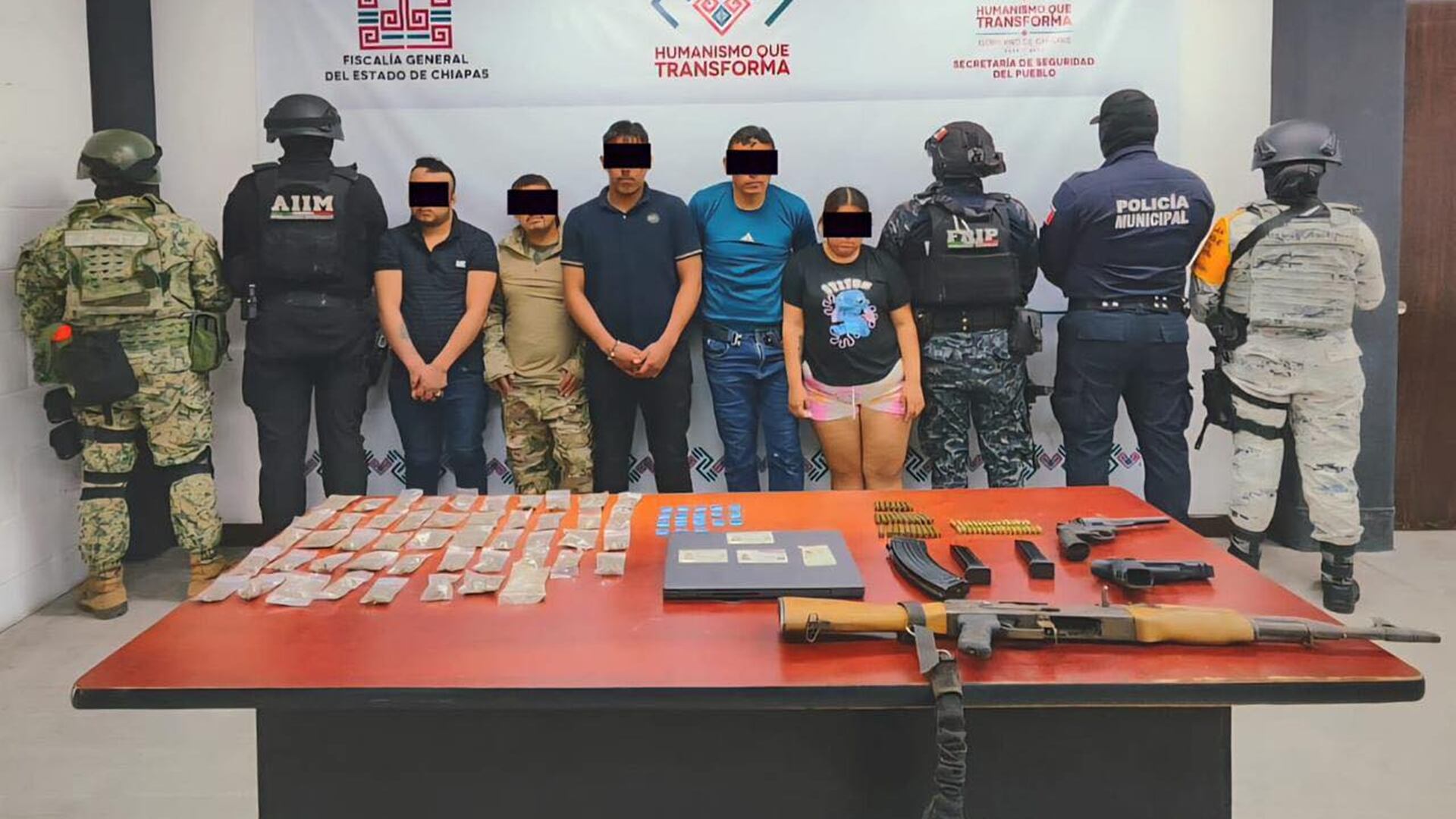 Los cuatro hombres y una mujer fueron detenidos en el municipio de Tuxtla Gutiérrez y dijeron ser del Cártel de Sinaloa (Foto: SSP Chiapas)