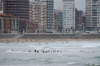 Bañistas en la playa de San Lorenzo en Gijón, a 15 de agosto de 2026. (EFE/Paco Paredes)